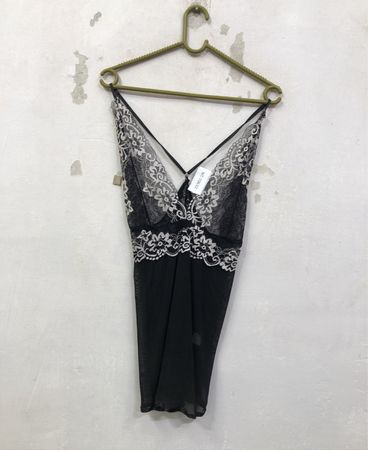 Schwarze Spitzen-Chemise