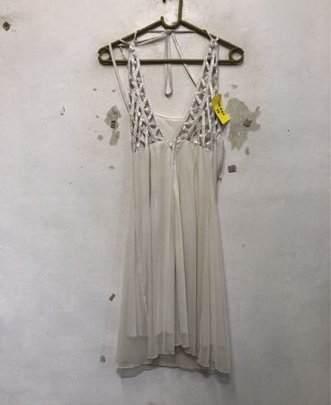 Weißes Mini-Kleid mit Perlenbesatz und Trägern