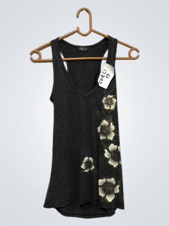 Me... Dark Grey Racerback Tank Top mit floraler Stickerei