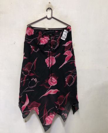 Schwarzer Rock mit rosa Blumenmuster und Schnürdetail
