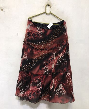 Gestufter roter Rock mit Blumenmuster