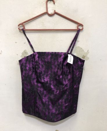 Lila und schwarze Spitzencamisole