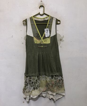 Grünes ärmelloses Kleid mit Spitze und floralen Akzenten