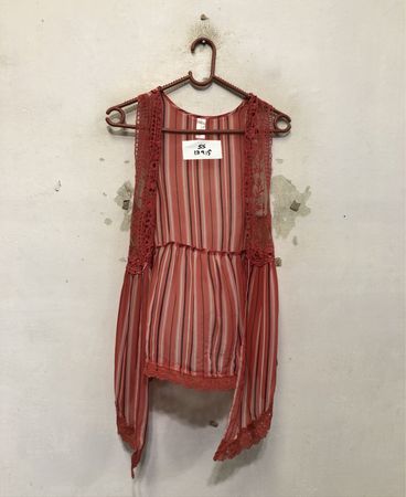 No Boundaries gestreiftes Tanktop mit Spitzenbesatz