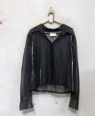 Durchsichtige schwarze Bluse zum Knöpfen