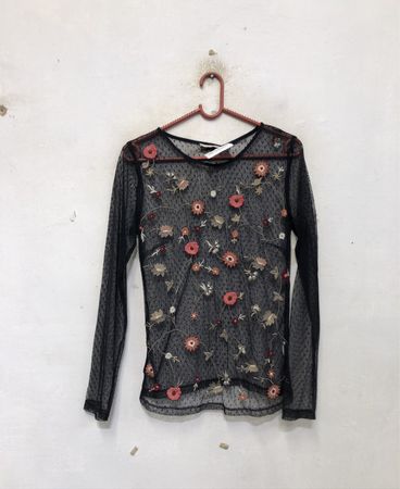 Schwarzes, transparentes Oberteil mit floraler Stickerei und langen Ärmeln
