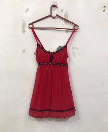 Rotes Babydoll mit schwarzer Spitzenverzierung