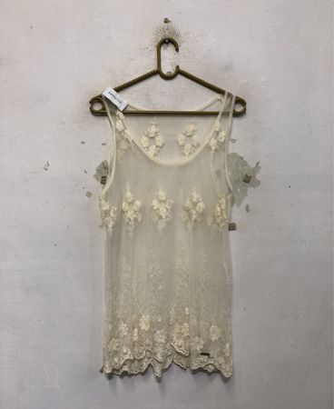 Transparentes Spitzen-Top mit Blumenstickerei