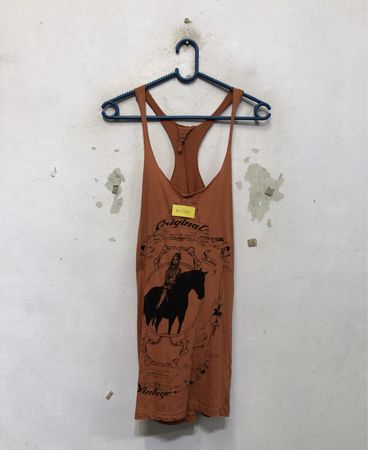 Orangefarbenes Tanktop mit Grafikdruck