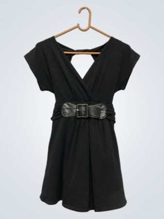 Schwarzes Wickelkleid mit Gürtel