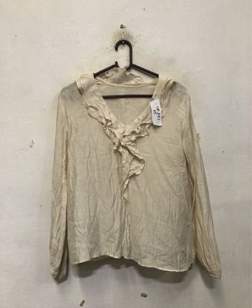 Cremefarbene Bluse mit Rüschensaum