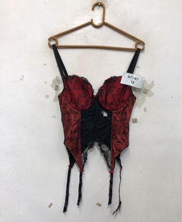 Rotes und schwarzes Korsett