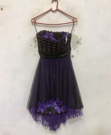 Lila-schwarzes trägerloses Kleid mit Verzierungen