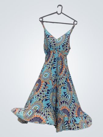 Midi-Kleid mit blau-orangem Muster und Rüschensaum