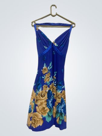 Blaues Neckholder-Kleid mit Blumen- und Schmetterlingsmuster