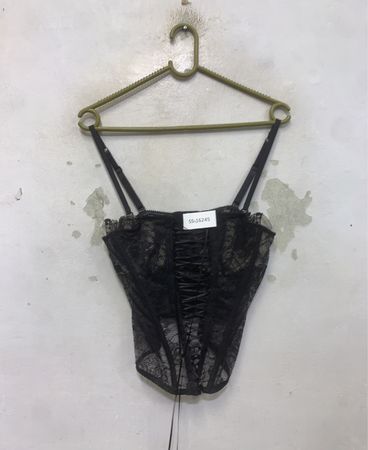Schwarzes Spitzenkorsett mit SS-16245-Etikett