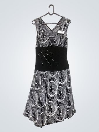 Schwarz-Weiß-gewirbeltes Musterkleid