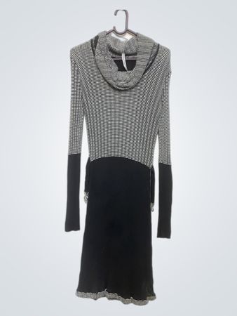 Schwarz-weiß gestreiftes Kleid mit Wasserfallausschnitt