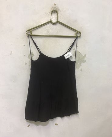 Schwarzes gestuftes Cami-Top