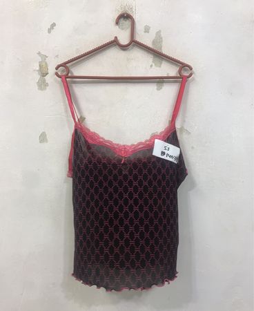 Schwarzes und pinkes Trägershirt mit Spitzenbesatz