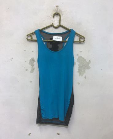 Blaues Tanktop mit schwarzem Mesh und floralem Detail