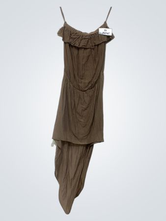 Braunes trägerloses Kleid mit Rüschen