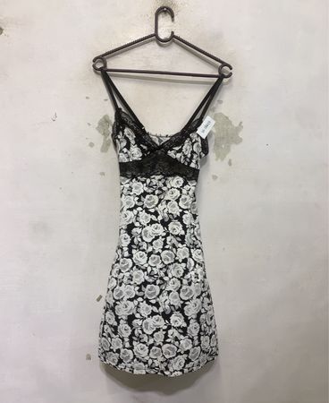 Slipkleid mit Blumenmuster und Spitzenbesatz
