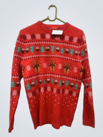 Festlicher roter Weihnachts-Pullover mit Rentier- und Schneeflockenmuster