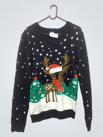 Weihnachtspullover mit Rentier und Schneeflocken