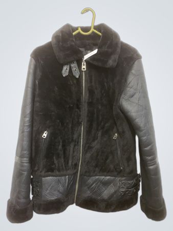 Schwarze Pilotenjacke aus Kunstleder mit Fellbesatz
