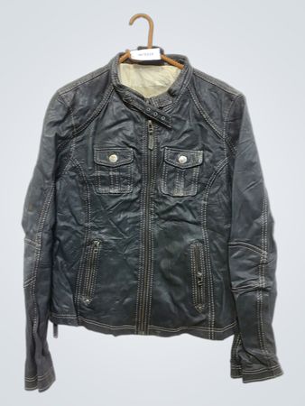 Chaqueta negra de piel sintética con costuras blancas