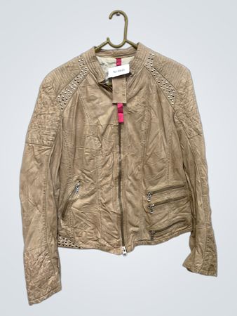 Chaqueta beige con tachuelas