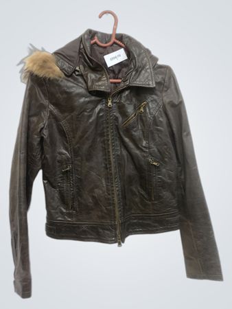 Veste en cuir marron avec capuche en fourrure