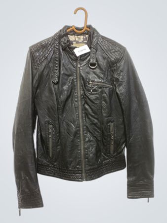Veste noire en cuir synthétique