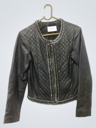 Schwarze gesteppte Lederjacke mit Kettendetail