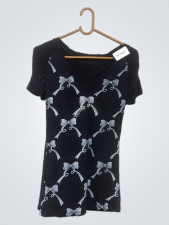Schwarzes T-Shirt mit Schleifenmuster