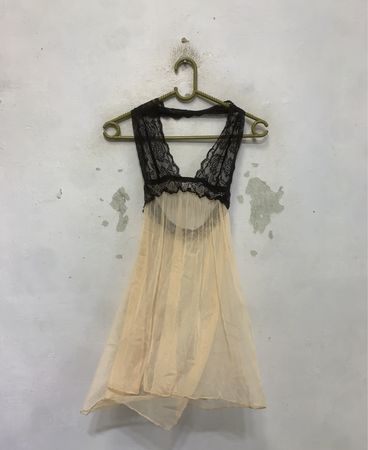 Transparenter Babydoll mit schwarzer Spitzenverzierung