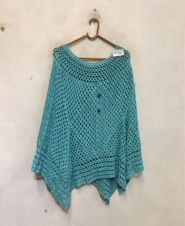 Blauer gehäkelter Poncho mit Knöpfen