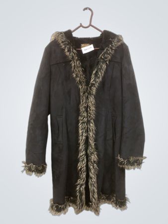 Beatific Collection schwarzer Kapuzenmantel mit Kunstpelzbesatz