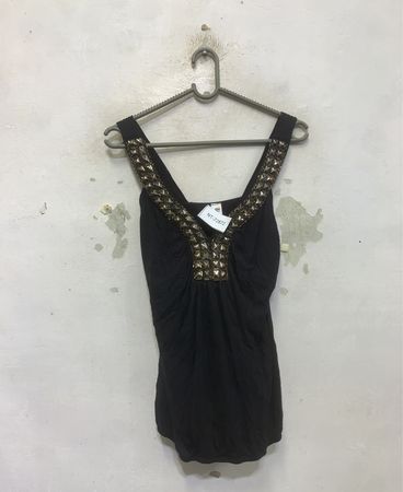 Schwarzes Tanktop mit verziertem Ausschnitt