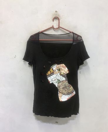 Schwarzes T‑Shirt mit Grafikdruck