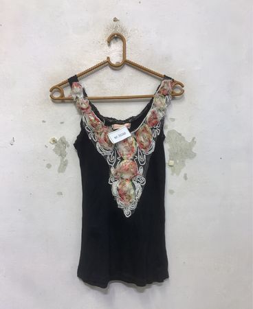 Krisp schwarzes Trägertop mit Blumenverzierung