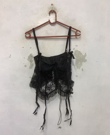 Schwarzes Spitzenkorsett mit Strapsen