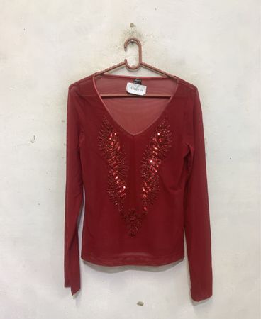 Phard Basic Jeans Rotes Pailletten-Mesh-Top mit V-Ausschnitt und langen Ärmeln