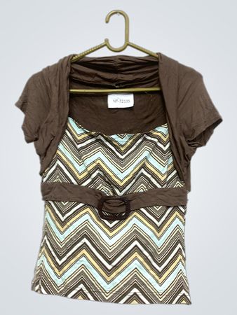 Brauner Bolero mit kleinem Zickzackmuster Kleid