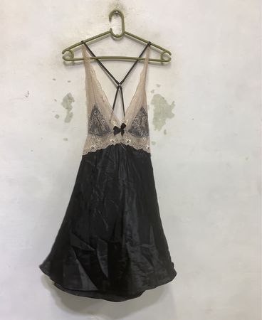 Hunkemöller Schwarzes Slipkleid mit Spitzenbesatz