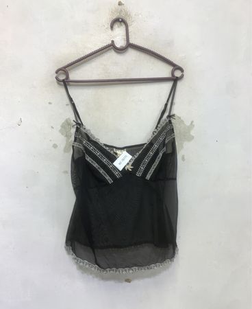 Darjeeling Schwarze Sheer-Camisole