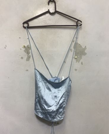 Blaues Satin-Trägershirt mit Bindeband am Rücken