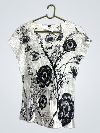 Weißes T-Shirt mit schwarzem Blumenmuster