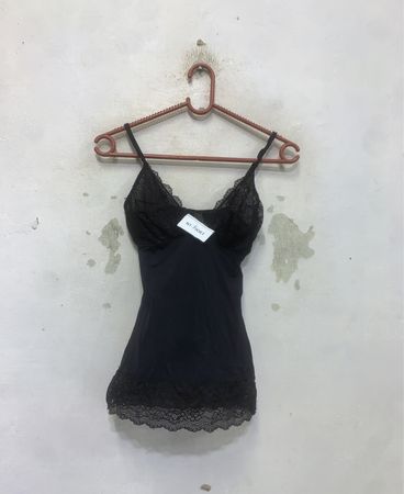 Camisole mit schwarzer Spitzenborte